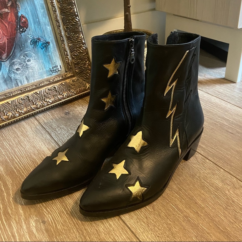 Modern vice bolt boots in black and gold